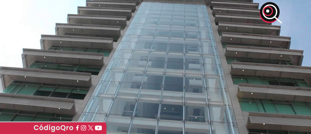 Una mujer murió al lanzarse al vacío desde el quinto piso de una torre médica. Foto: Especial