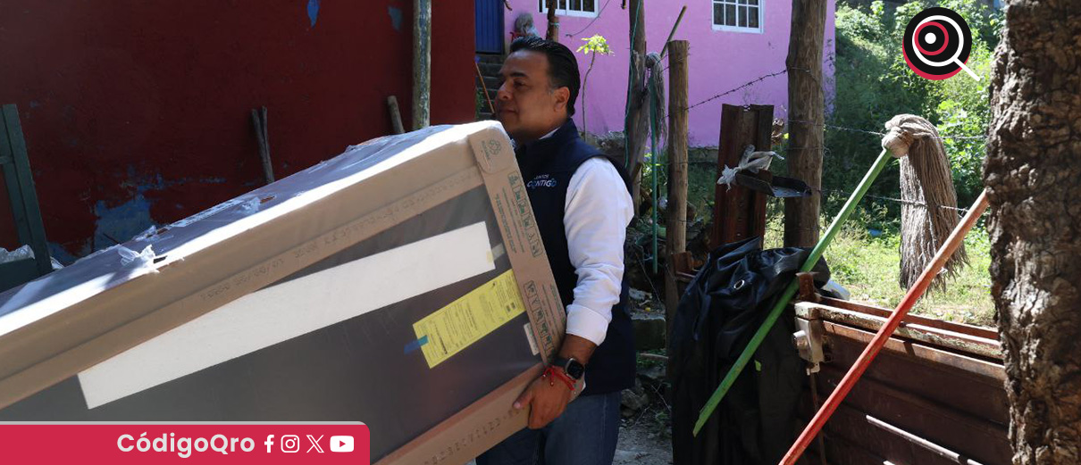 El titular de Sedesoq, Luis Bernardo Nava Guerrero, entregó enseres domésticos en Pinal de Amoles