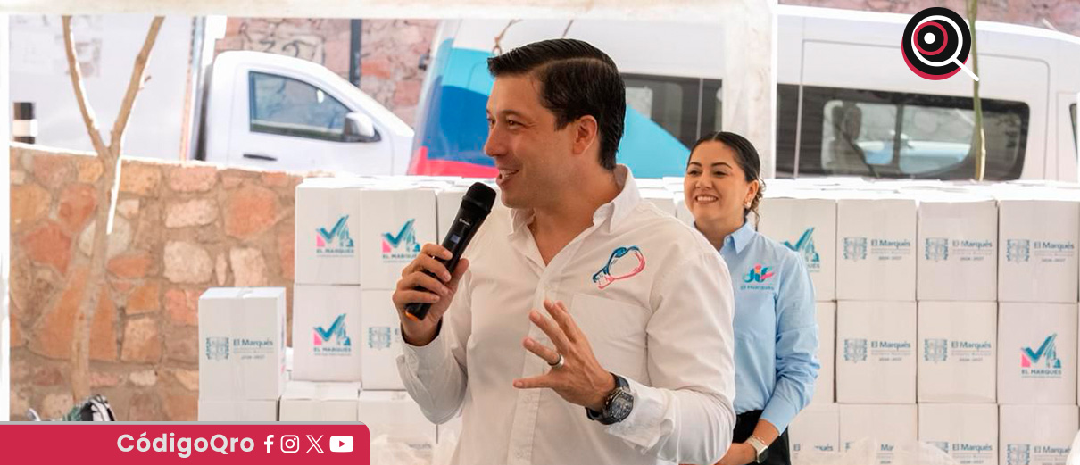 El presidente municipal de El Marqués, Rodrigo Monsalvo, entregó despensas a adultos mayores