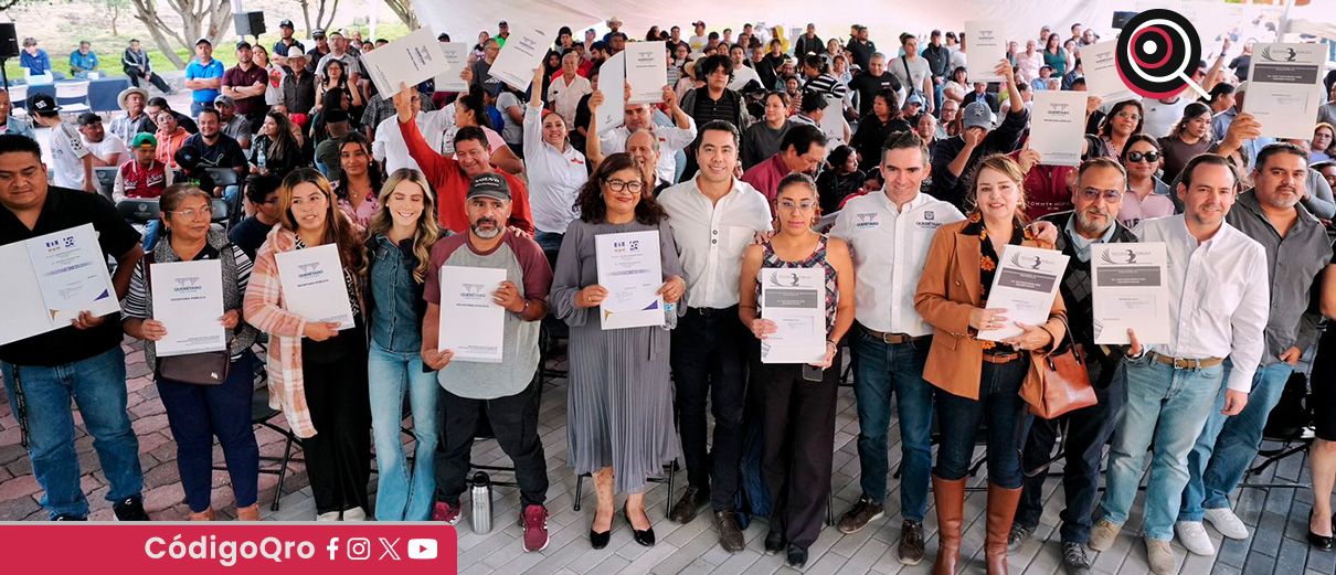 El presidente municipal de Querétaro, Felifer Macías Olvera, entregó 55 escrituras