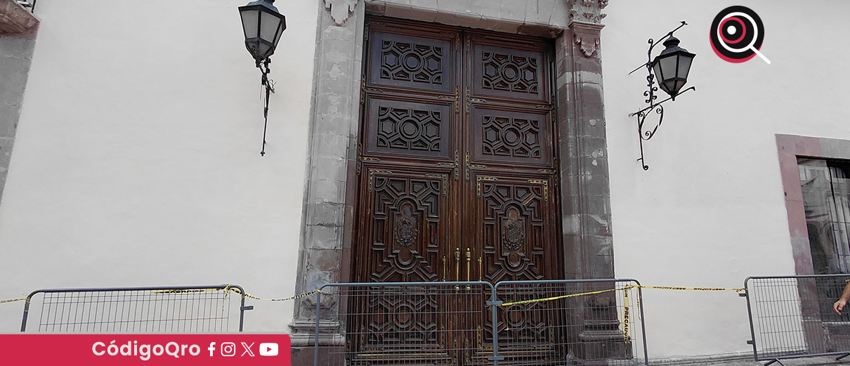 Quitan pintas de la fachada del Palacio de Gobierno de Querétaro