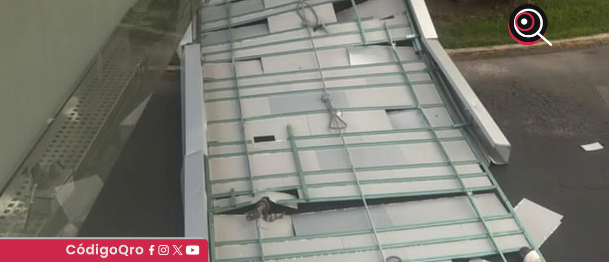 La techumbre de un puente peatonal cayó en la Terminal 1 del AICM