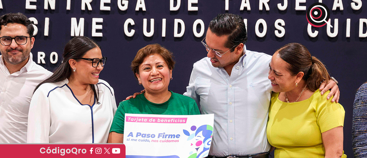 El presidente municipal de Corregidora, Chepe Guerrero, entregó las tarjetas "A Piso Firme. Si Me Cuido, Nos Cuidamos"
