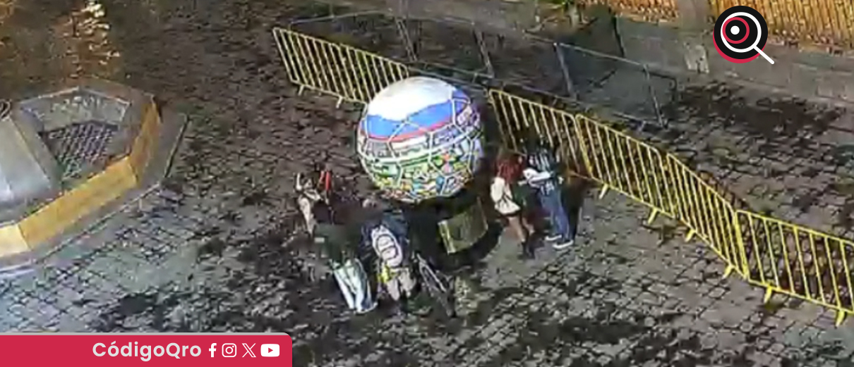 La Policía Municipal de Querétaro detuvo a dos mujeres por realizar pintas en uno de los balones colocados en el Centro Histórico