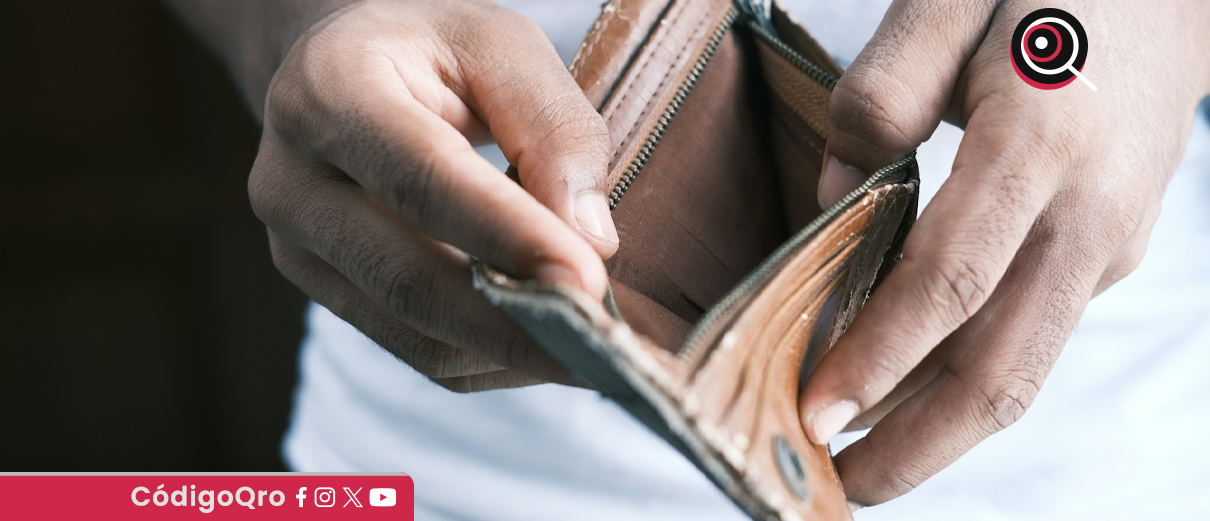 Manos abren una cartera vacía