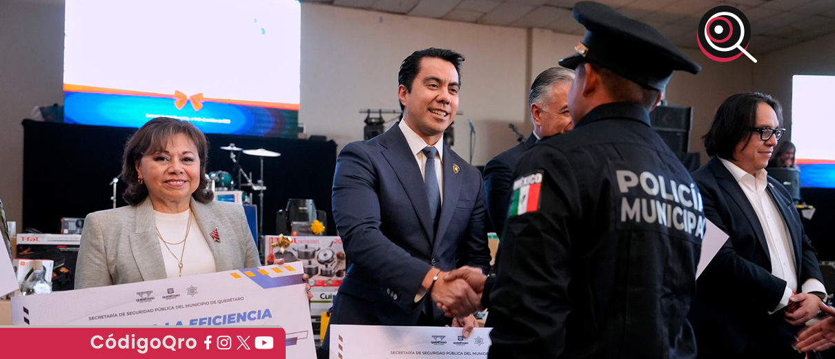 El presidente municipal de Querétaro, Felifer Macías, entregó reconocimientos a policías capitalinos