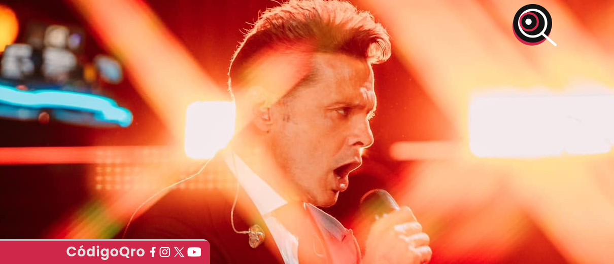 Luis Miguel cantando
