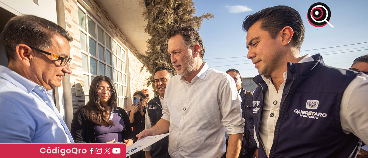 Mauricio Kuri y Felifer Macías entregan contratos de agua