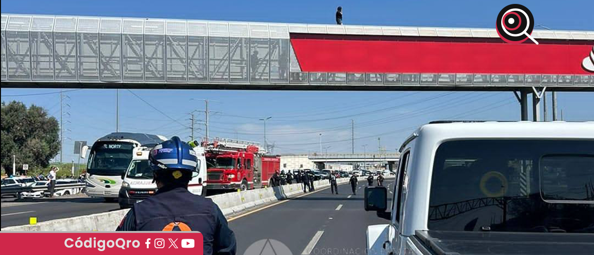 Cierre vial tras reporte de una persona sobre puente a la altura de Jurica