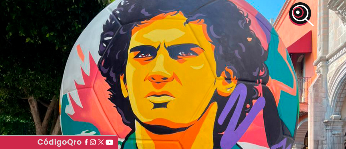 Instalan exposición Querétaro, la capital de la cultura futbolera en el Centro Histórico