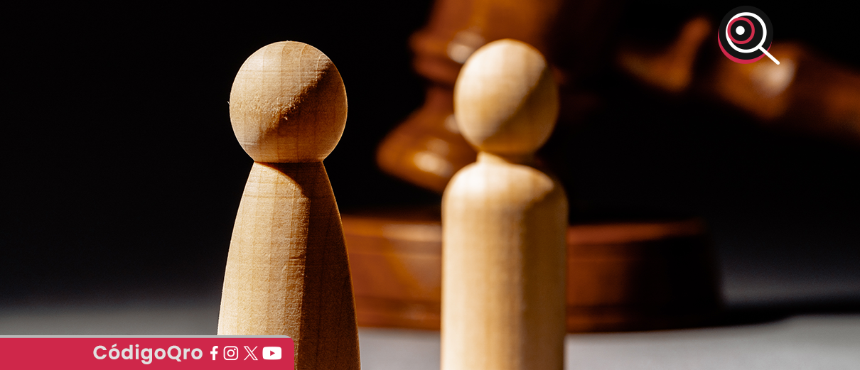 Juguete de madera para familia y mazo para jueces