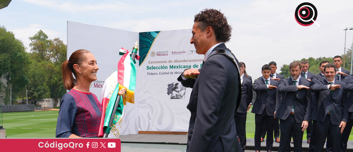 La presidenta de México, Claudia Sheinbaum, entregó la Bandera Nacional al portero Guillermo Ochoa