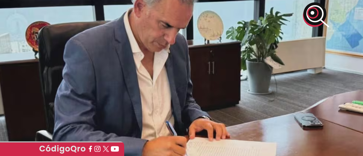 Presidente de Uruguay, Yamandú Orsi, firmando este miércoles el decreto reglamentario de la Ley de Muerte Digna