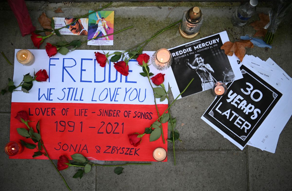 A 30 años de la muerte de Freddie Mercury, los fans le rindieron homenaje ante la que fue su casa en Londres