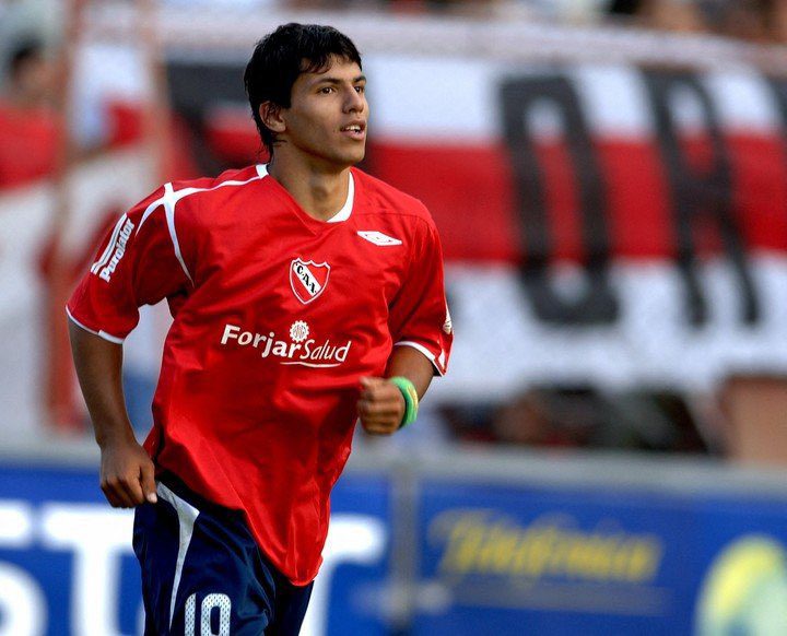 Agüero inició su carrera jugando para Independiente de Avellaneda. El 5 de julio de 2003, se convirtió en el jugador más joven en jugar en la Primera División de Argentina