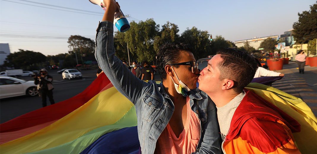 Manifestantes LGBT realizan "besotón" a las afueras de Six Flags. Foto: Agencia EFE