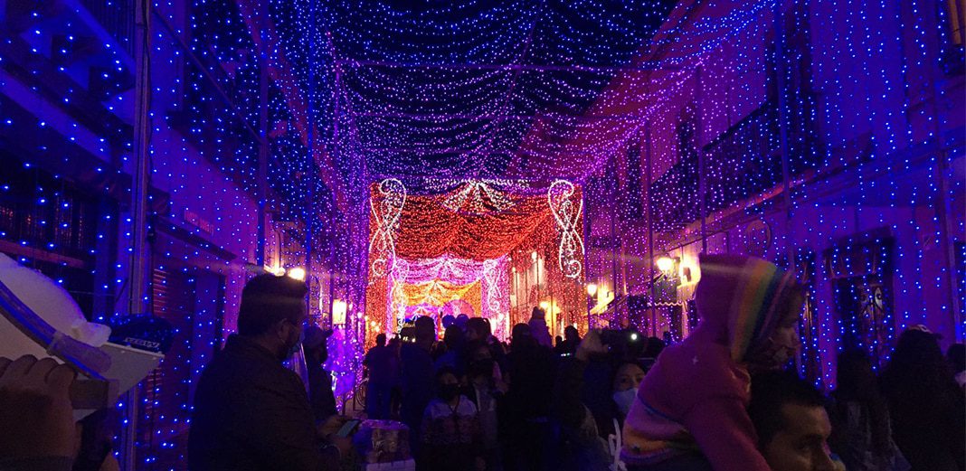 La tradicional arcada navideña es uno de los principales atractivos del primer cuadro de la capital queretana. Foto Bárbara Manríquez