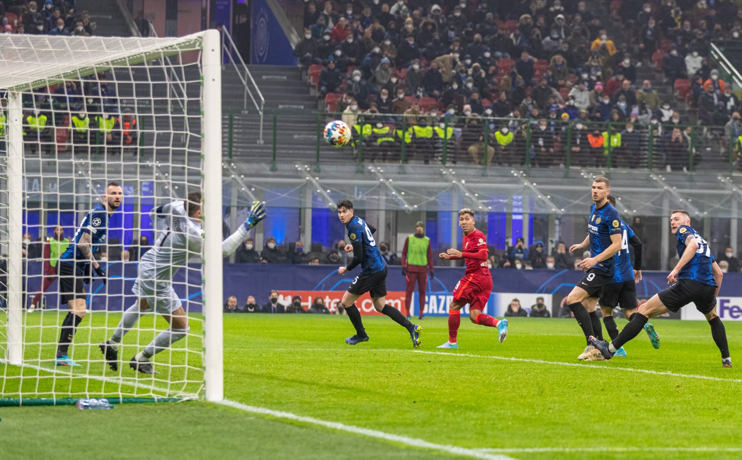 Roberto Firmino apareció para aclararle el partido a su equipo