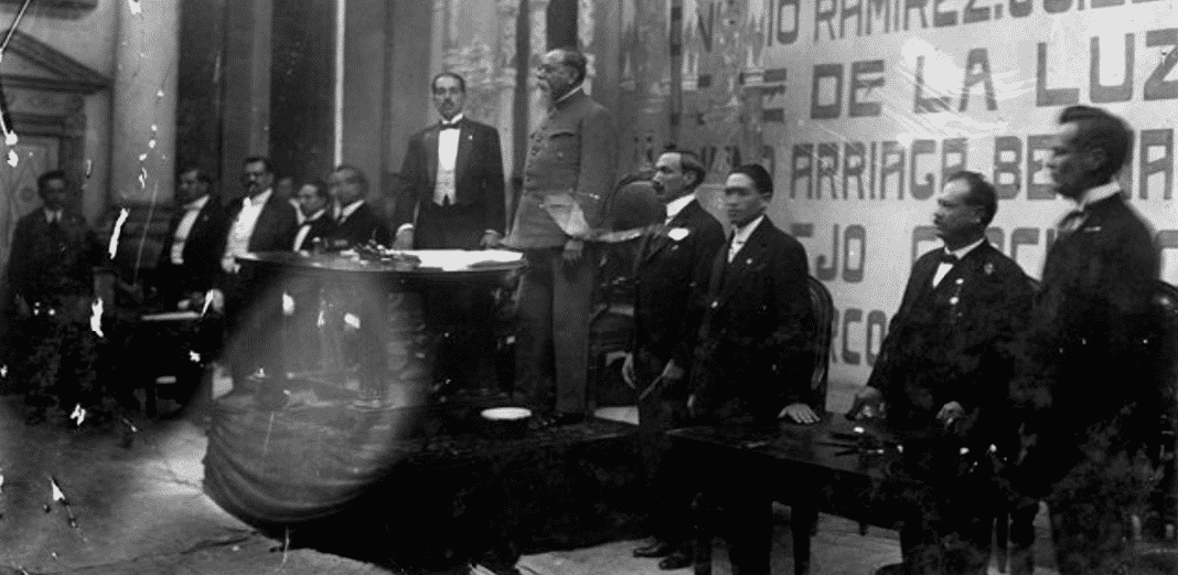 El Congreso Constituyente se instaló el 1 de diciembre de 1916 en el Teatro Iturbide. Foto: Fototeca Nacional INAH