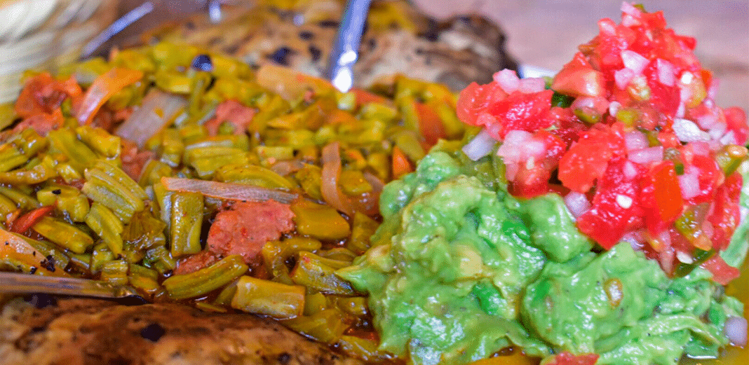 Las cocineras y cocineros tradicionales han preservado el valor del nopal en penca. Foto: Especial