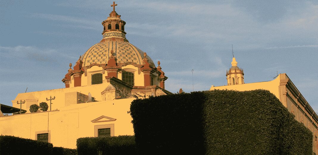 El Templo de Santa Clara se localiza en la esquina de Francisco I. Madero e Ignacio Allende. Foto: Especial