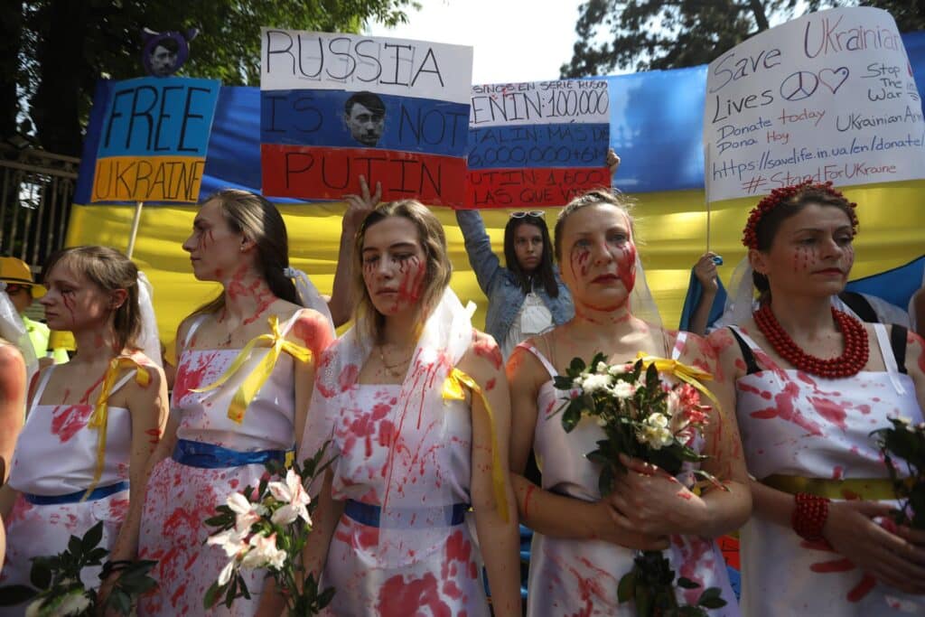 Ciudadanos ucranianos protestaron frente a la embajada de Rusia en la Ciudad de México. Foto: Agencia EFE