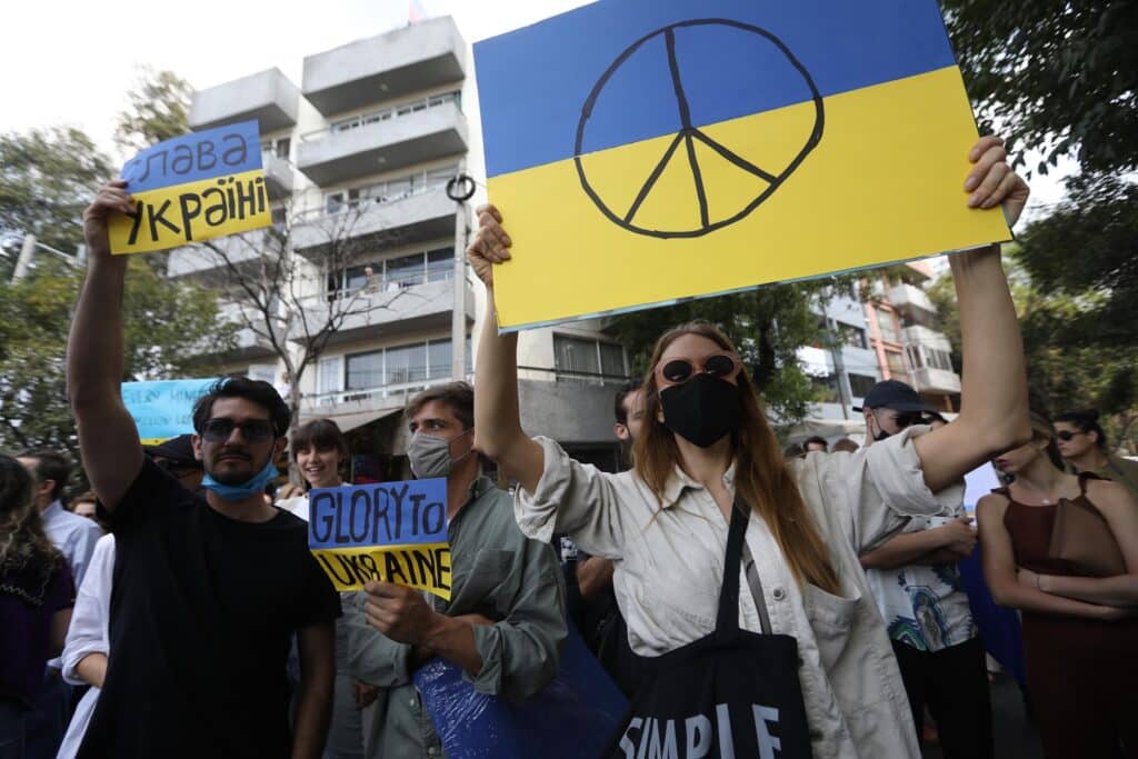 Ucranianos residentes en México se manifestaron en la embajada de Rusia en la Ciudad de México. Foto: Agencia EFE