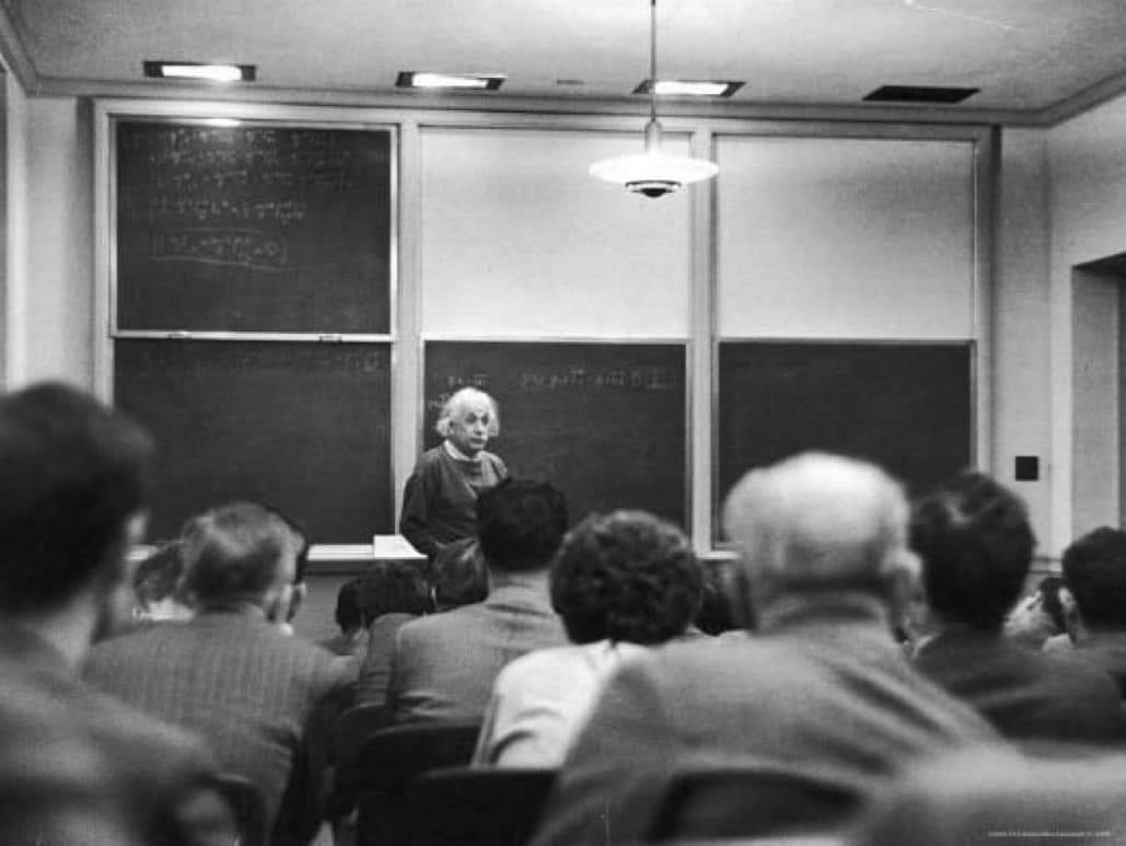 Einstein emigró a los Estados Unidos, donde impartió clases en el Institute for Advanced Study