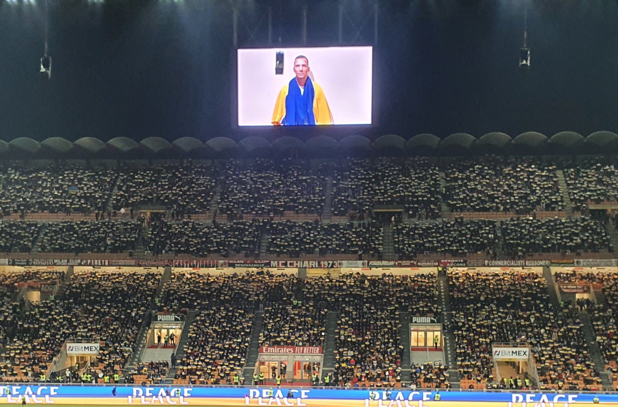 Andriy Shevchenko lanzó un mensaje para todos los italianos desde el videomarcador del estadio de San Siro