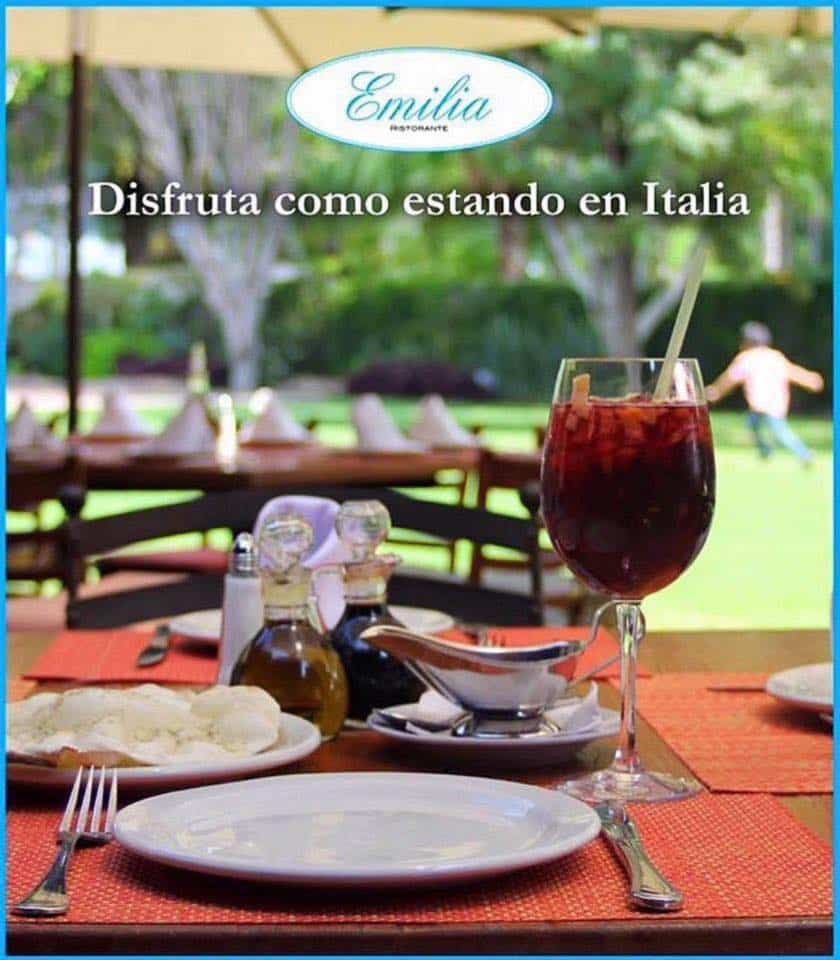 Un lugar con arquitectura colonial, jardín y música en vivo; con el sabor de la comida italiana, eso es el Restaurante Emilia