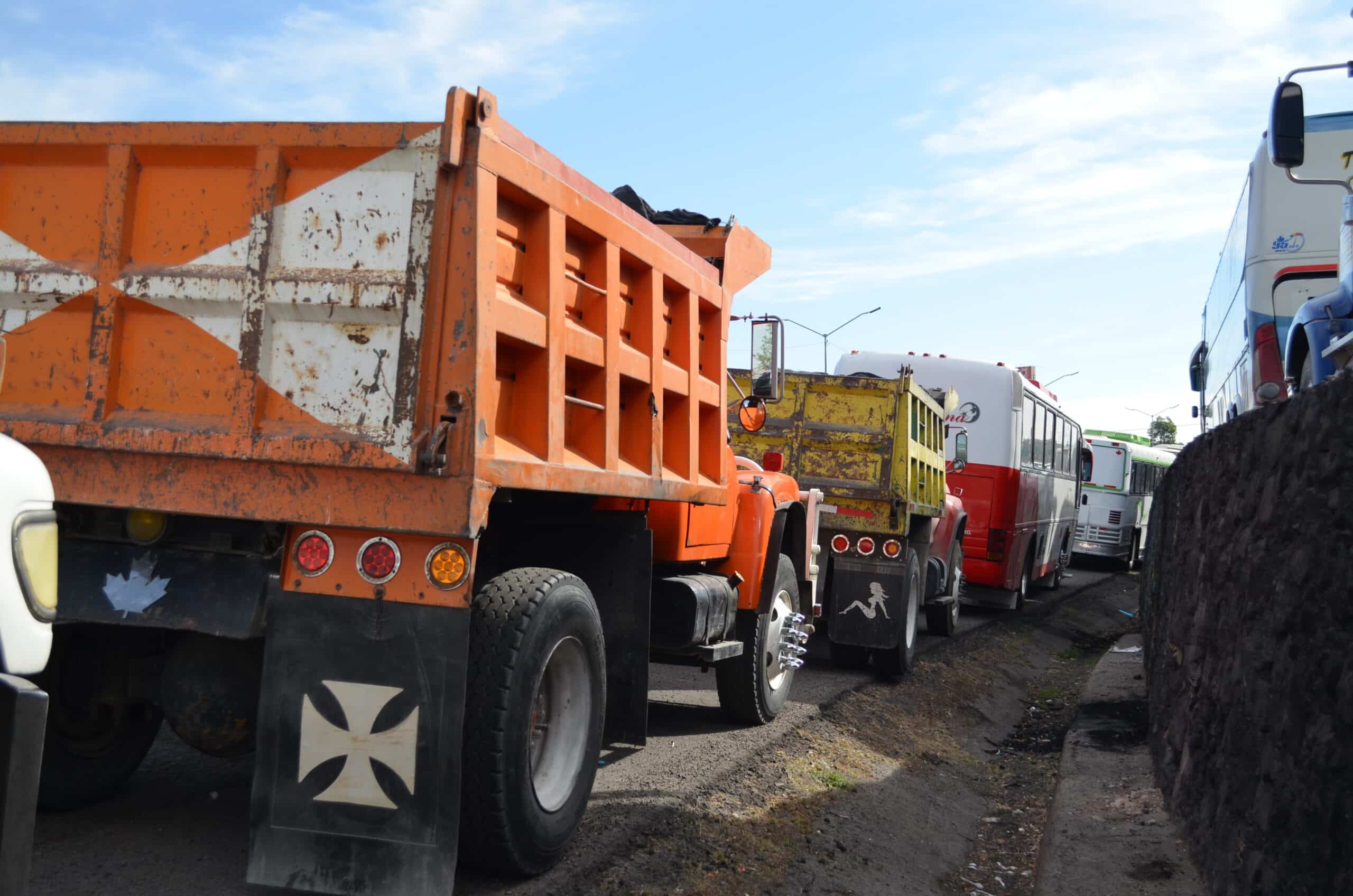 Alrededor de 300 unidades de transporte de carga del estado de Querétaro, afiliadas a la AMOTAC, participaron en el paro nacional