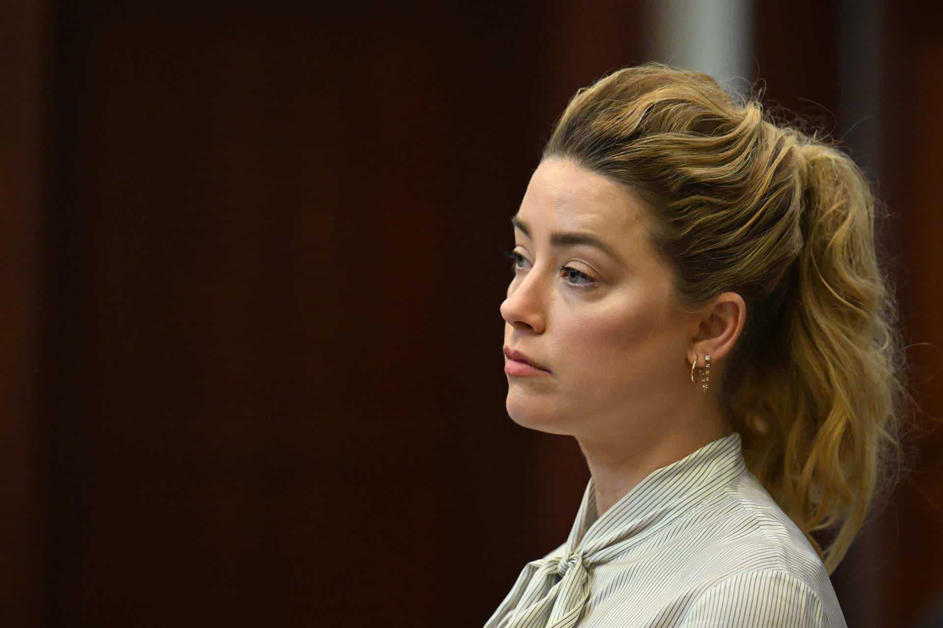 La actriz estadounidense Amber Heard asiste a juicio en el Tribunal de Circuito del Condado de Fairfax Virginia