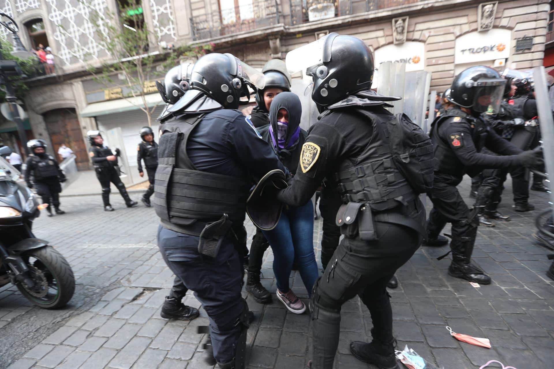 Las agentes tardaron alrededor de media hora en permitir el paso y muchas de las presentes terminaron agotadas