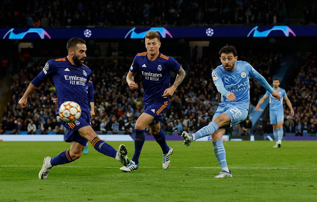 Bernardo Silva dijo presente, con un golazo, tras una polémica decisión del colegiado