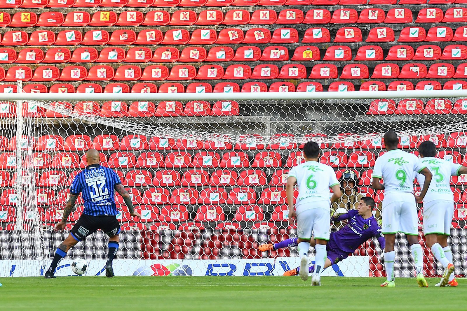 Los Gallos Blancos de Querétaro dieron un paro clave para evitar la multa a los últimos 3 equipos del cociente. Foto: Mexsport