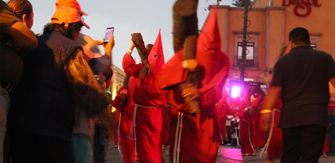 La Procesión del Silencio recorre las principales calles del Centro Histórico de la ciudad de Querétaro. Foto: Especial