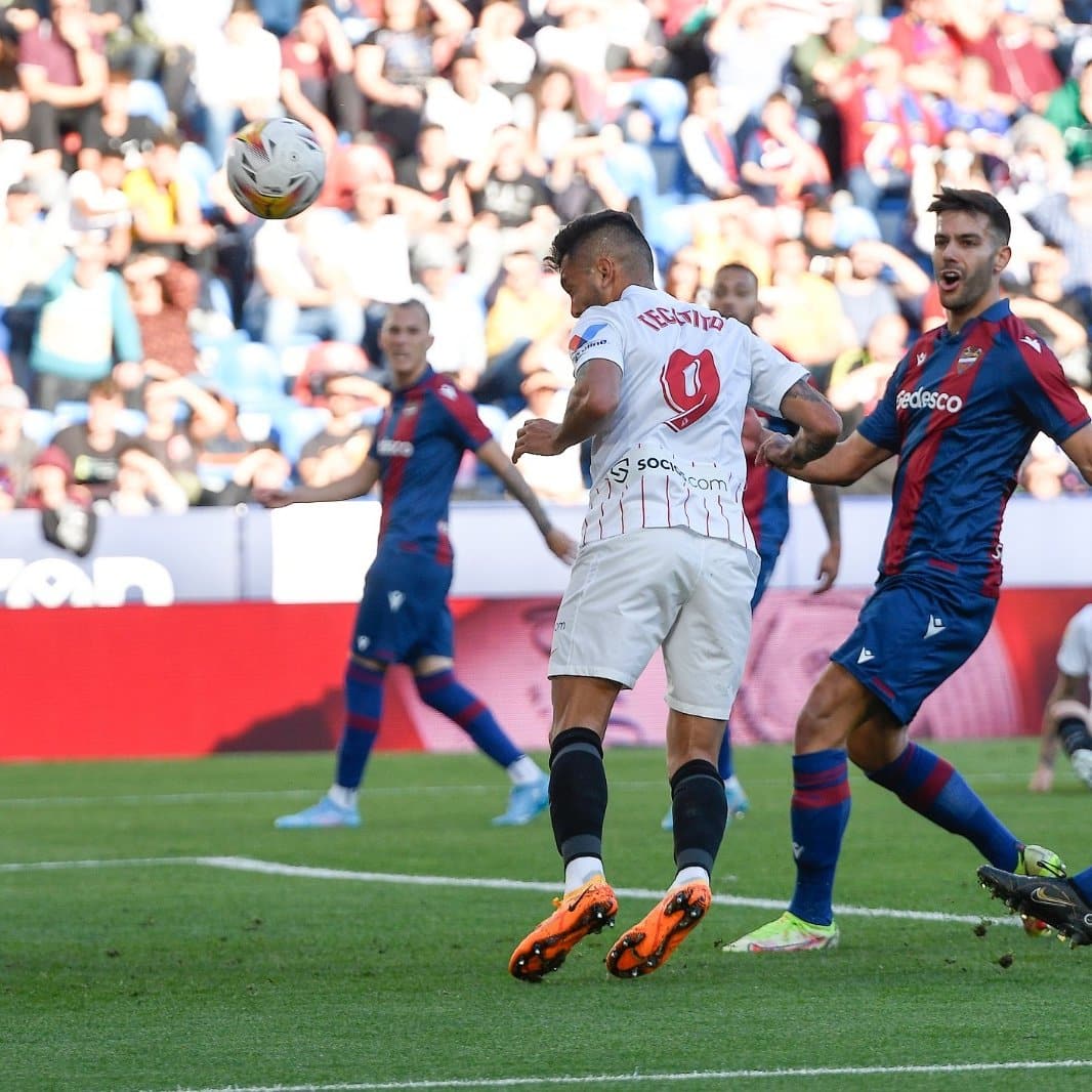 Al 14’ de partido, cargó el área y remató de cabeza un certero pase de Lucas Ocampos