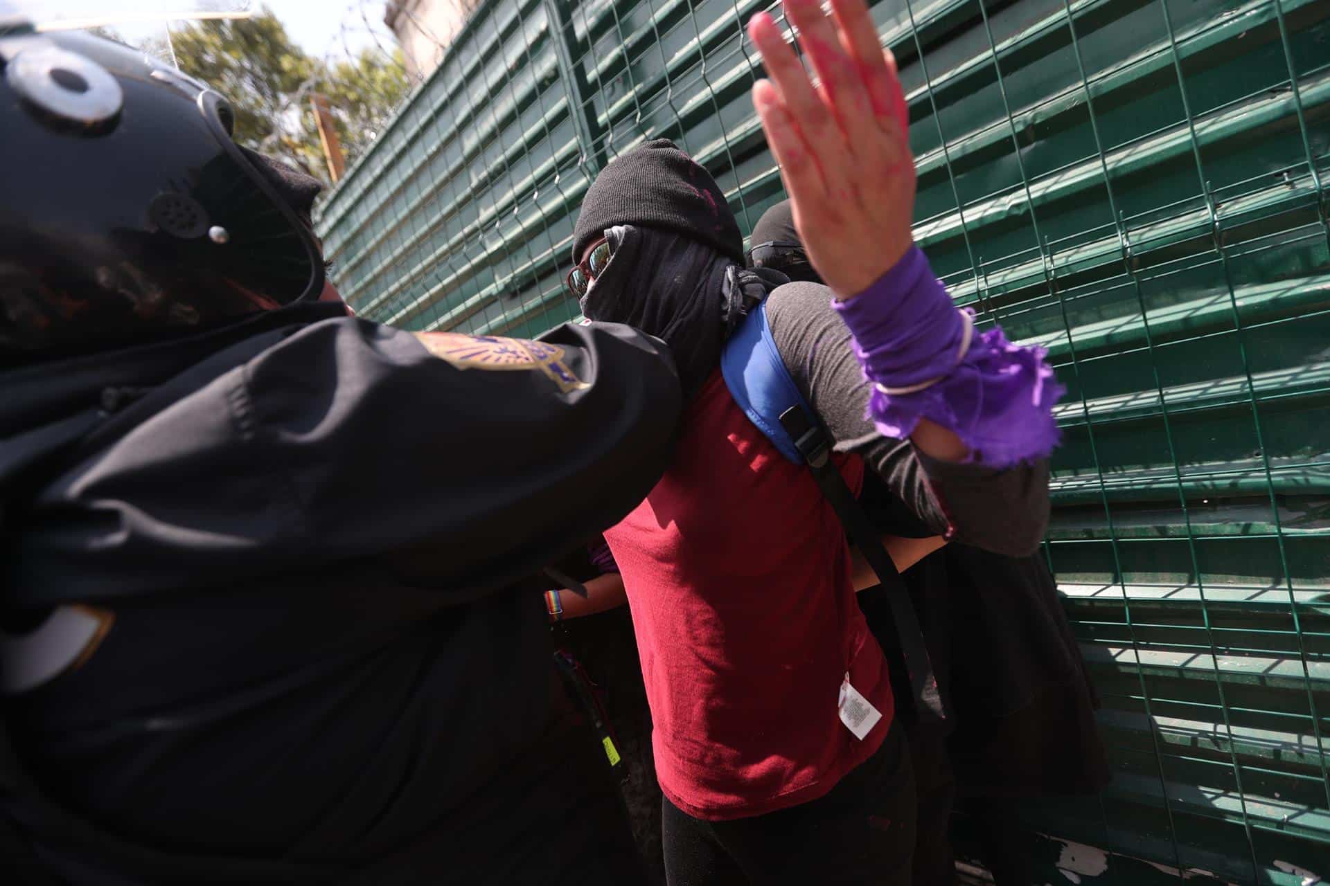 Las manifestantes aseguraron haber sido agredidas y relataron que las mujeres policía, que custodiaron la marcha, les robaron sus pertenencias