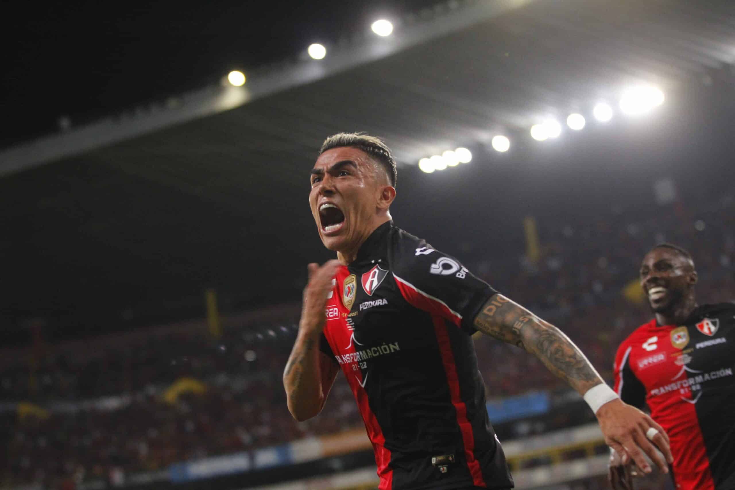 En la cancha del Estadio Jalisco, los Rojinegros del Atlas sacaron ventaja ente los Tuzos de Pachuca. Foto: Mexsport