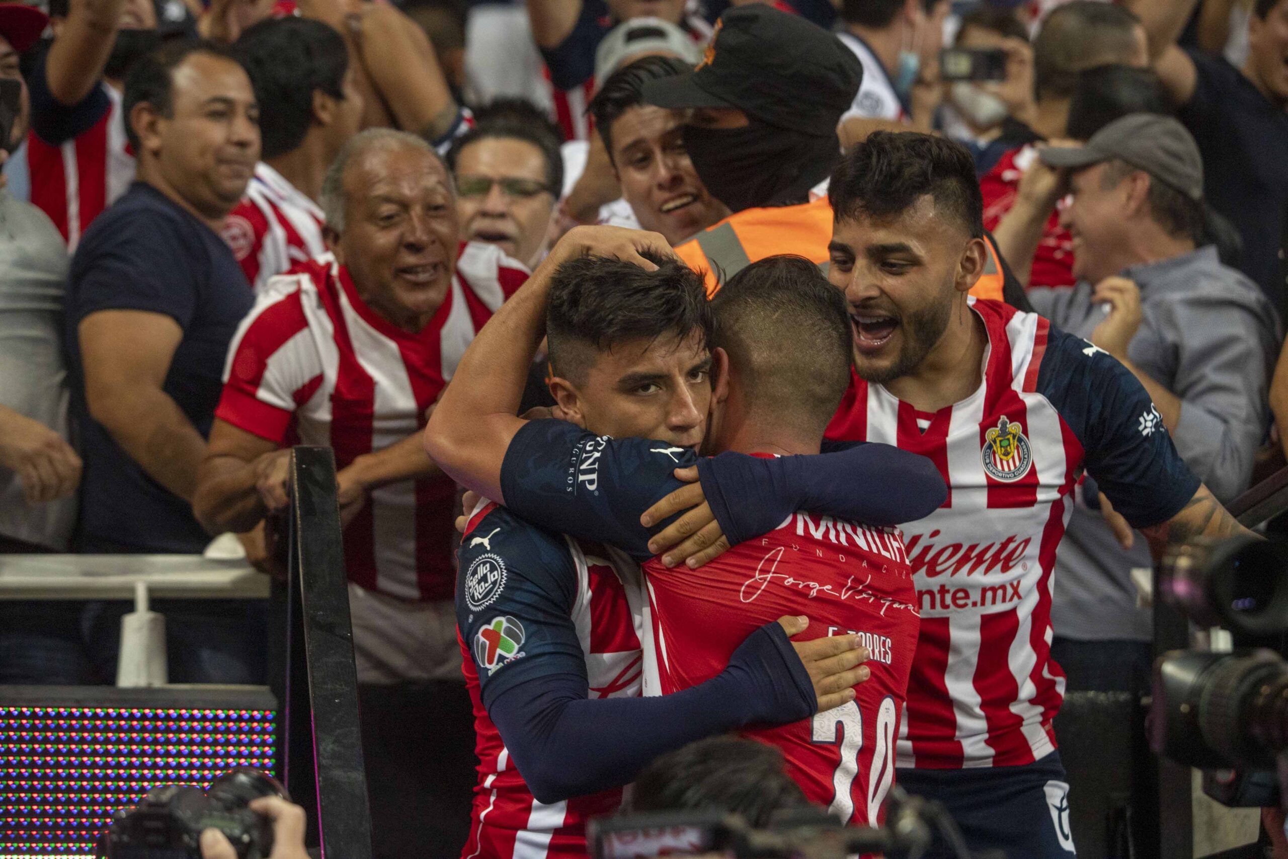 En el Estadio Akron, las Chivas golearon 4-1 a los Pumas en la reclasificación. Foto: Mexsport