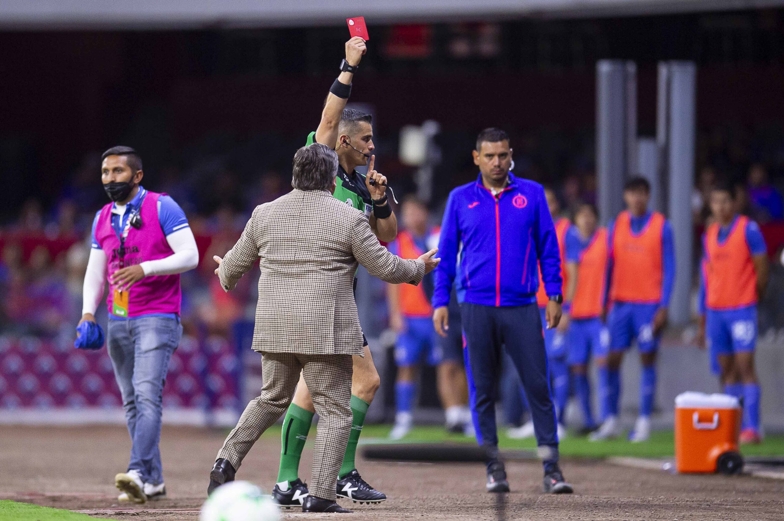 Miguel Herrera, director técnico de los Tigres, fue expulsado en la ida de los cuartos de final. Foto: Mexsport