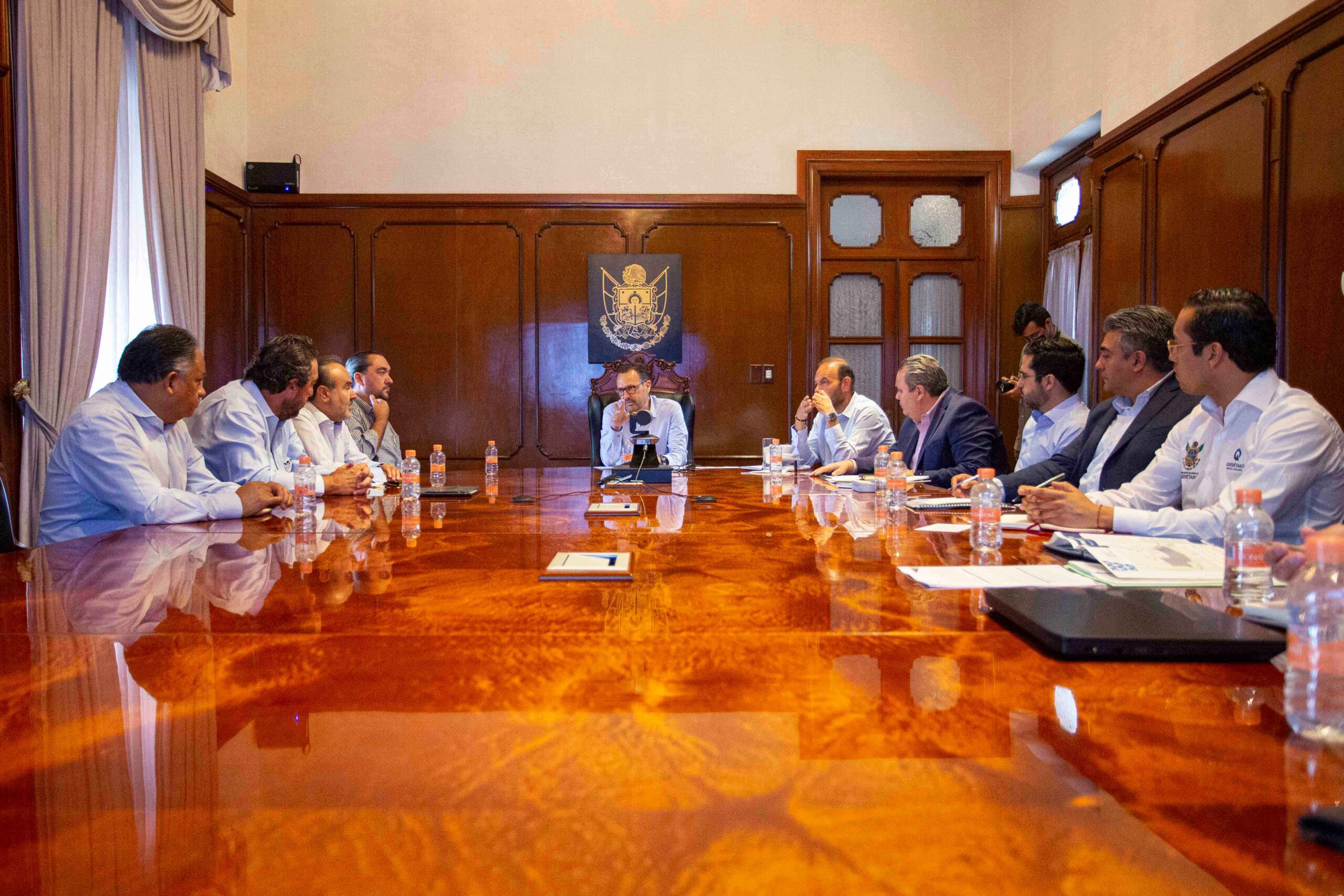 El gobernador del estado de Querétaro, Mauricio Kuri González, se reunió con concesionarios del transporte público. Foto: Especial