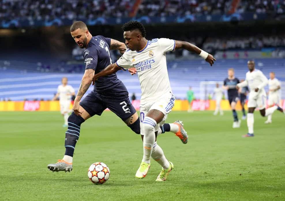 Vinicius Jr. quien tras un par de rebotes, encontró un balón que remató de pierna izquierda, pero el balón se fue a las nubes