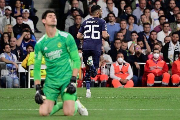 Riyad Mahrez disparó de parte interna al primer poste de la portería defendida por Courtois y puso el primer gol del encuentro