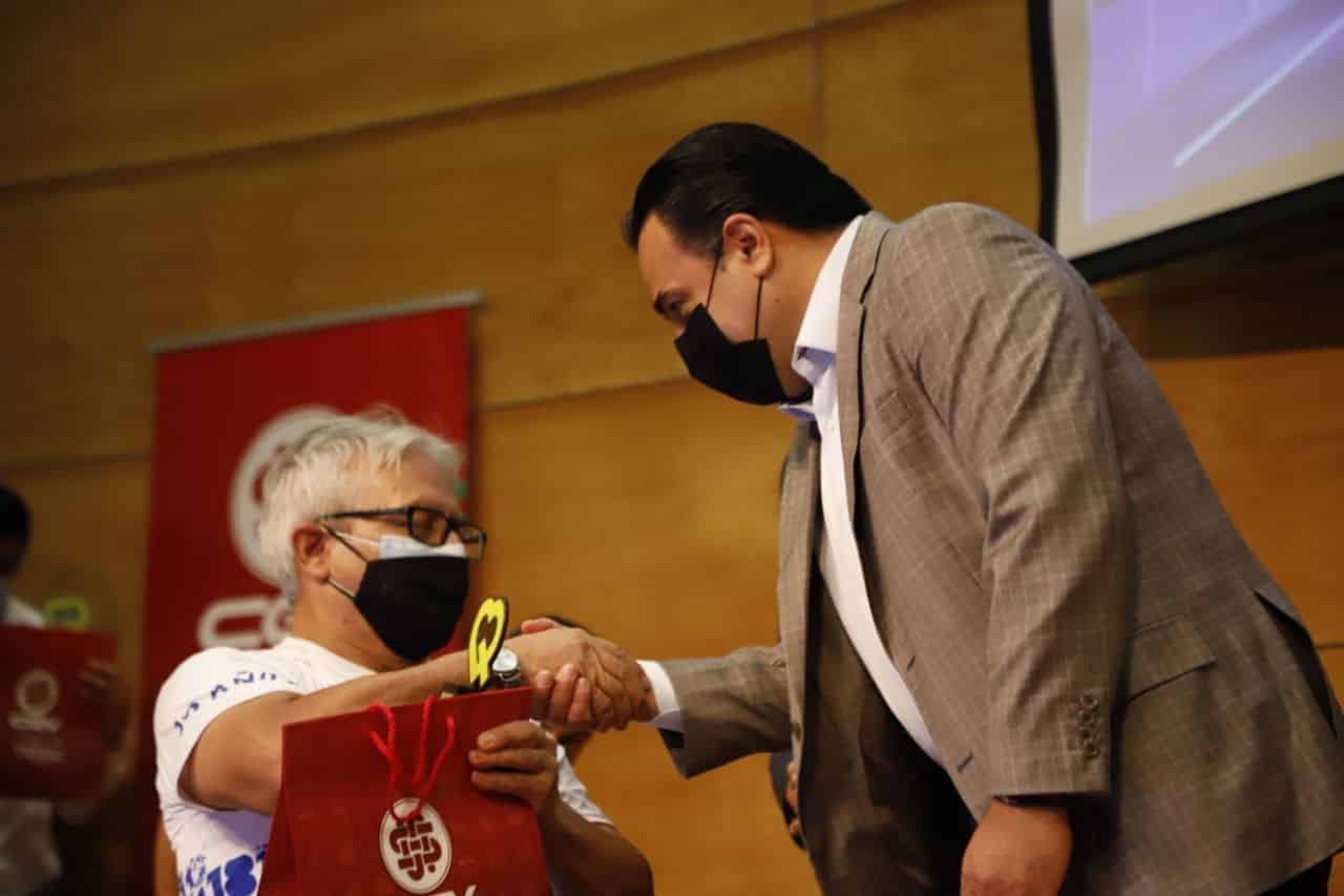 Luis Nava encabezó la ceremonia de premiación de las y los ganadores de la onceava edición de la Carrera Nocturna CGV 2022