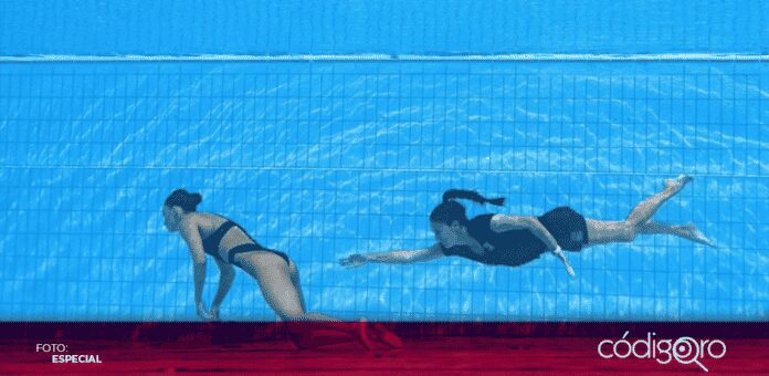 La nadadora estadounidense Anita Álvarez sufrió un repentino desmayo y antes de tocar el fondo de la piscina fue rescatada por su entrenadora, Andrea Fuentes