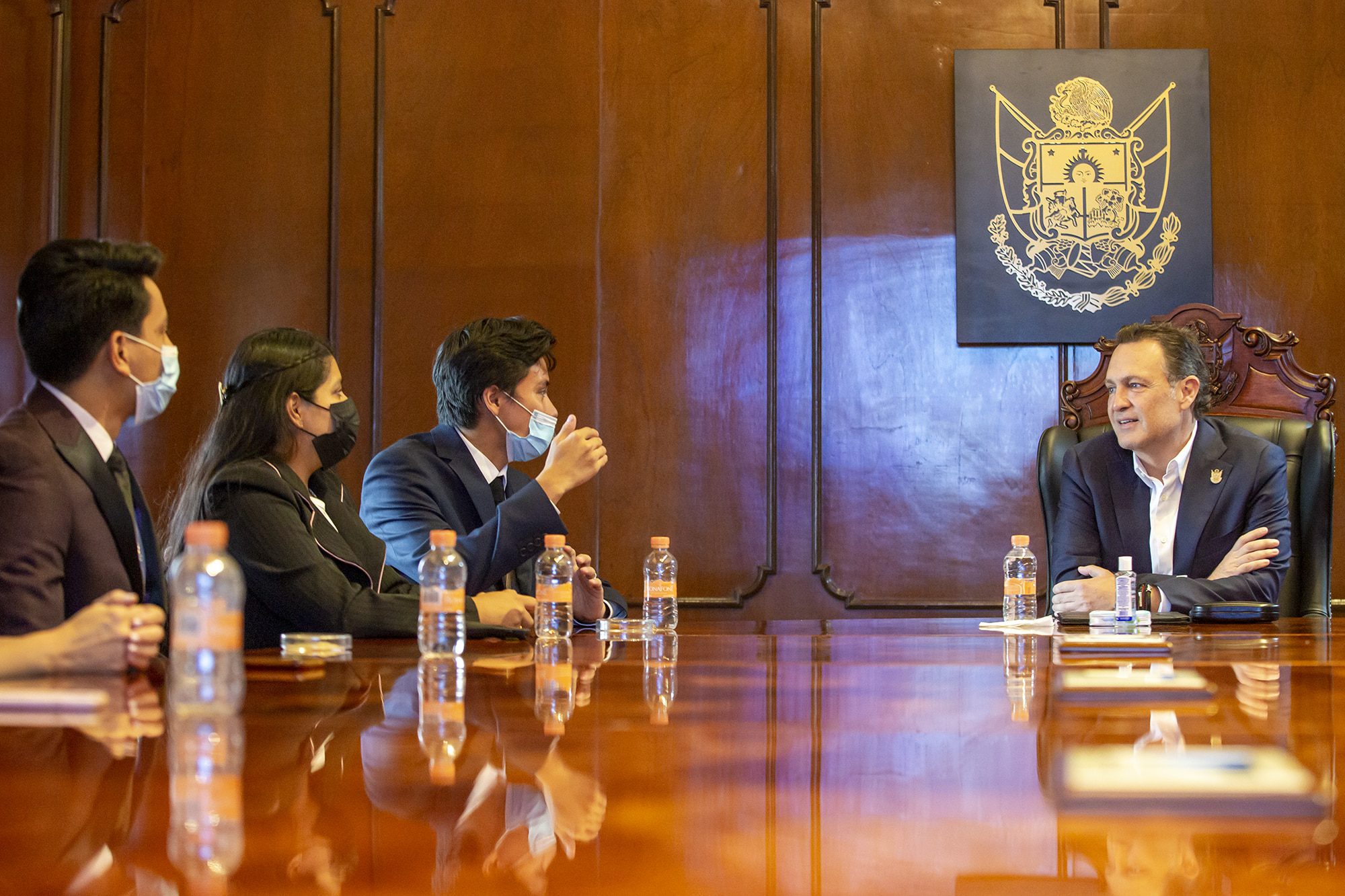 Mauricio Kuri recibió a un grupo de estudiantes de la UTC, a quienes felicitó por desarrollar el proyecto "Apósito de celulosa antimicrobiano para laceraciones cutáneas"