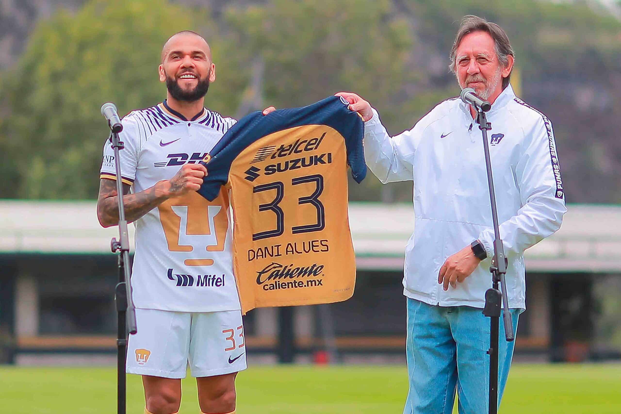 Dani Alves firmó su contrato como nuevo futbolista de los Pumas de la UNAM. Foto: Mexsport