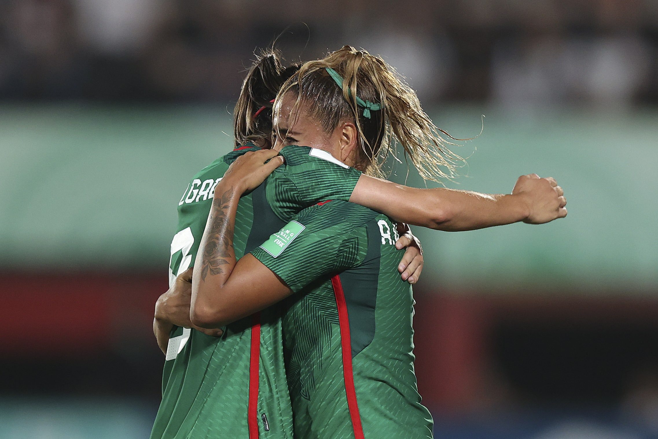 Las mexicanas terminaron el partido tomadas de las manos en el banquillo y celebraron su pase