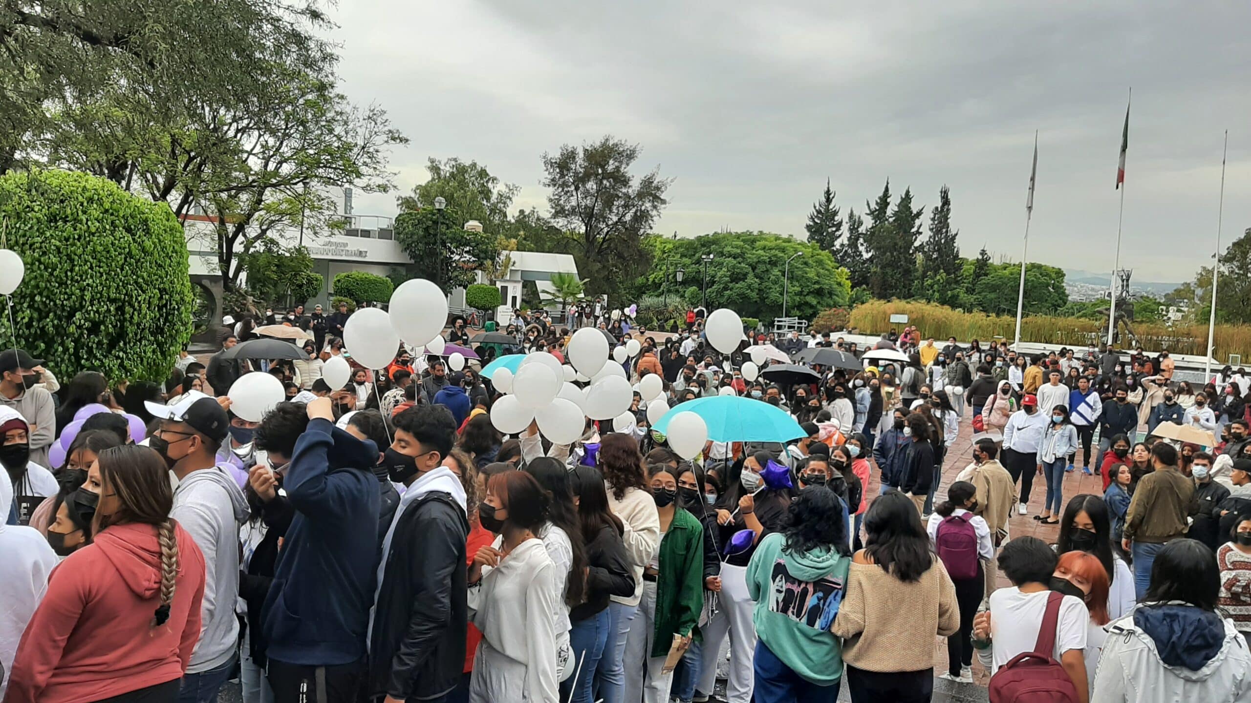 centenares de personas llegaron con veladoras, globos blancos, flores y carteles en memoria de la joven